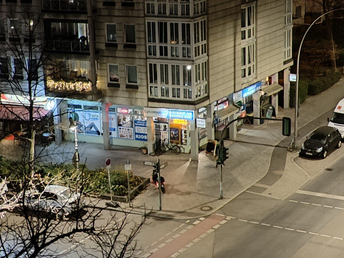 Bei Nachtaufnahmen mit dem Teleobjektiv sind sowohl das Oneplus 10 Pro ...